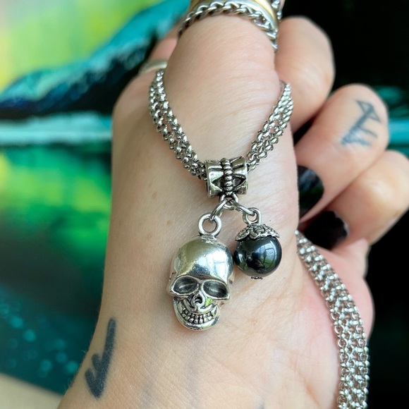 Double chain adjustable skull & hematite necklace - Picture 3 of 9